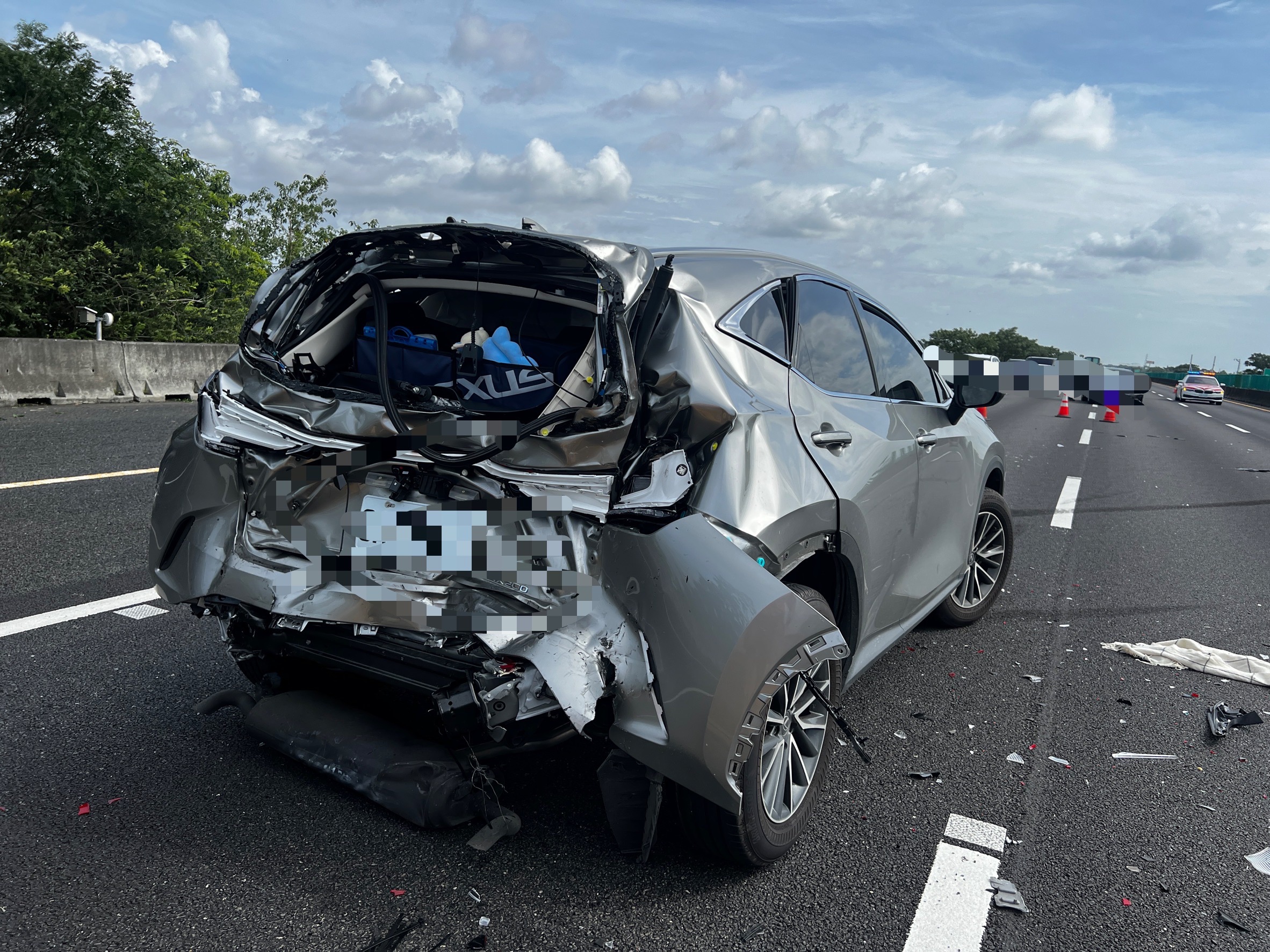 國道1號雲林段追撞事故!小貨車猛撞前車 Lexus車尾全毀1女受傷送醫