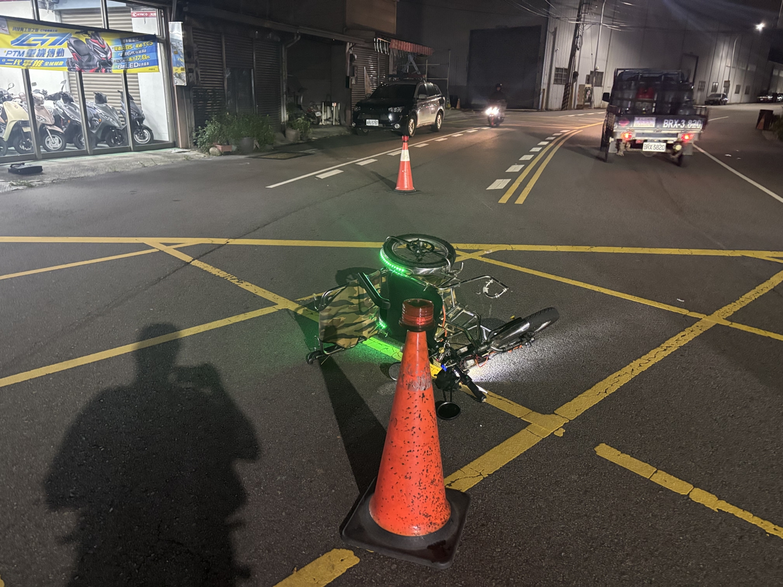 潭子拼裝車逆向闖快車道釀擦撞　駕駛受傷送醫、肇因待鑑定