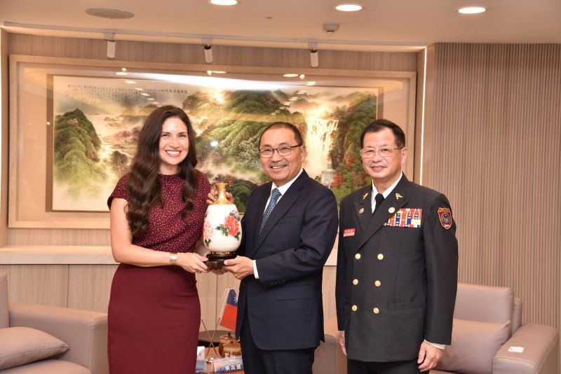 《圖說》美國德州農工大學緊急應變中心執行長莫妮卡‧馬汀妮茲與新北市長互贈紀念品，右消防局長陳崇岳。〈消防局提供〉