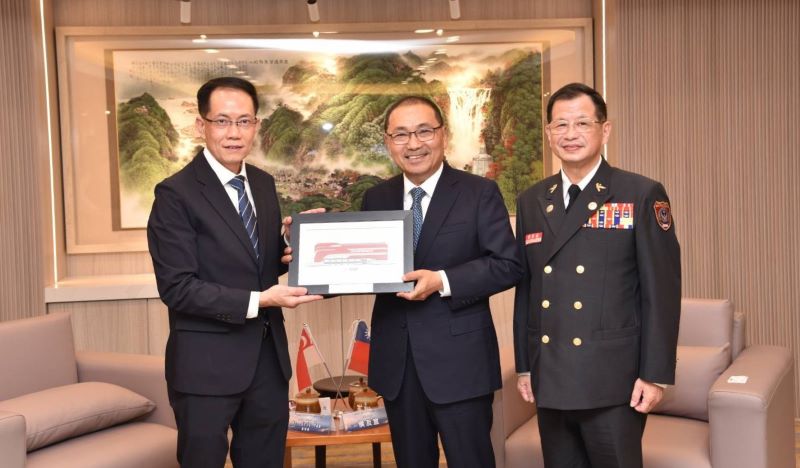 《圖說》新加坡民防部隊（SCDF）總監葉偉德與新北市長互贈紀念品。〈消防局提供〉
