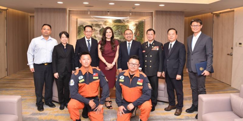 《圖說》美國德州農工大學緊急應變中心執行長莫妮卡‧馬汀妮茲與加坡民防部隊（SCDF）總監葉偉德拜會新北市長侯友宜合照。〈消防局提供〉