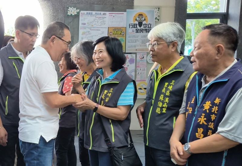 行動治理走訪三鶯 侯:讓公共工程帶動地方發展 18 《圖說》侯友宜市長與里長熱情互動。〈民政局提供〉