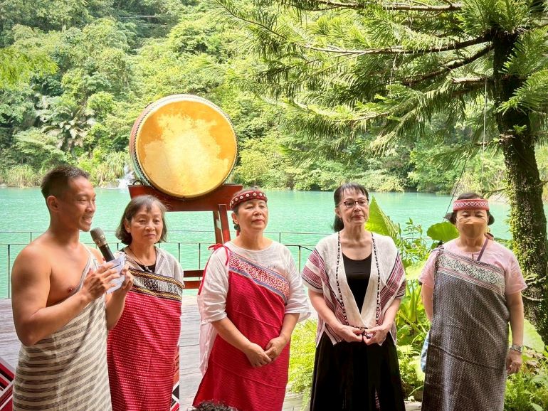 《圖說》《Tminun織女工藝展》開幕茶會介紹四位參展工坊老師，由左至右分別為達卡工坊-高林美鳳Taka Tana、尤蓋工坊-周小雲Yokay Bayas、韻藝工坊-彭玉鳳Sayun Yuraw、筆藺工坊-高秋梅Bilin Yukan。〈原民局提供〉