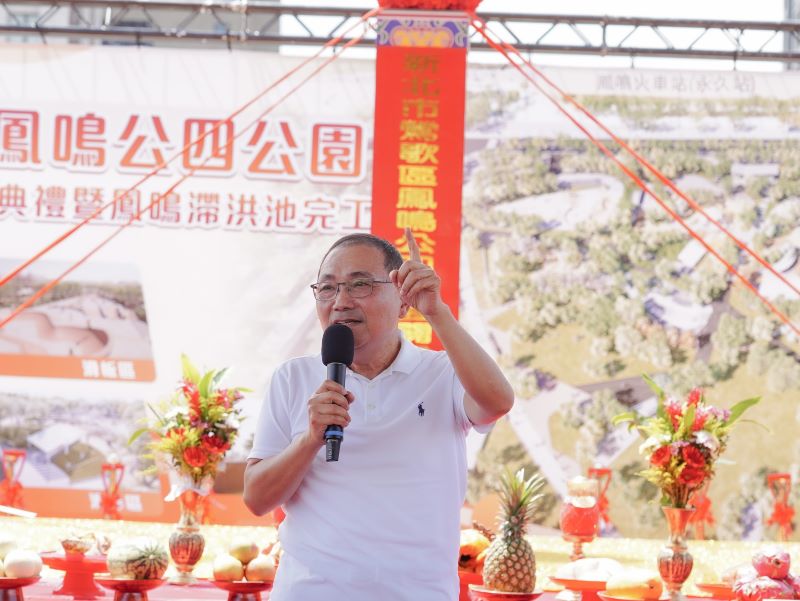 《圖說》侯友宜市長說，鳳鳴滯洪池蓄洪量達 6.2 萬噸，搭配東門溪護岸工程提升至 25 年防洪頻率標準，將解決鶯桃路及龜山工業區長年積淹水。〈水利局提供〉