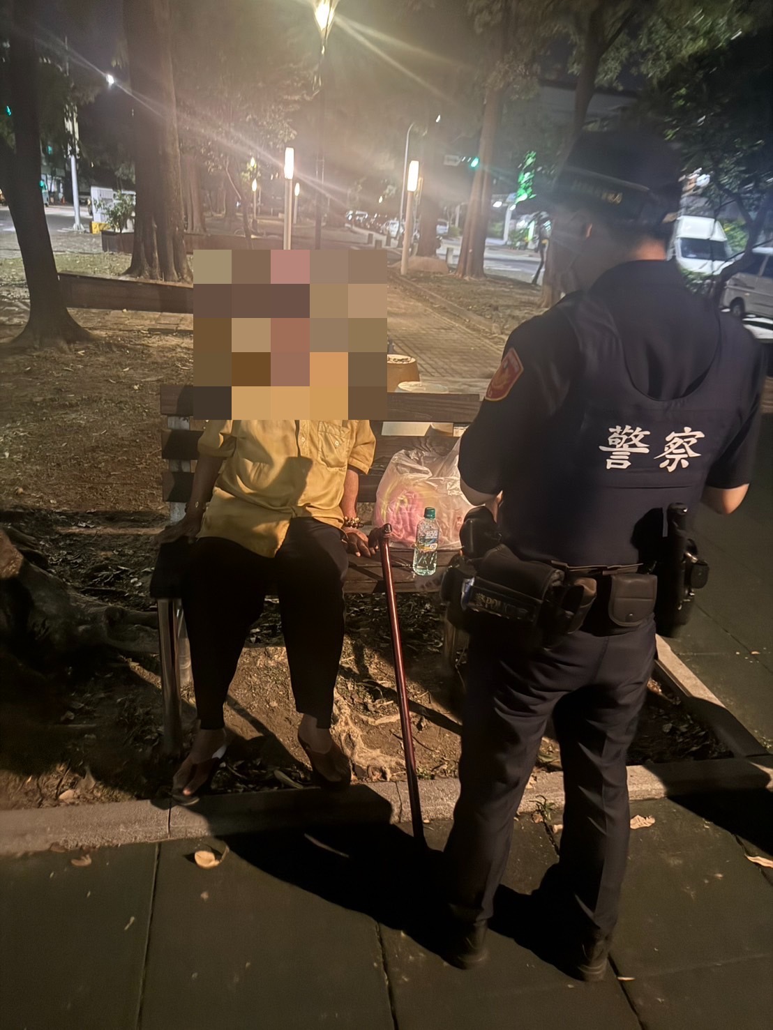拄杖七旬翁深夜迷途　中警耐心查證護送平安返家