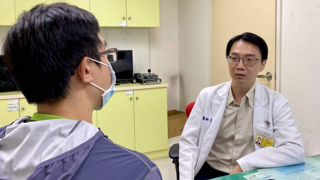 ▲彰化秀傳紀念醫院家庭醫學科主任李育慶提醒民眾記住「體溫超過40°C、停止流汗、意識改變」就是熱中暑的重要警訊，唯有及早辨識、立即降溫並儘速送醫，才能把握黃金救援時間，避免憾事發生。（圖／秀傳醫院提供）
