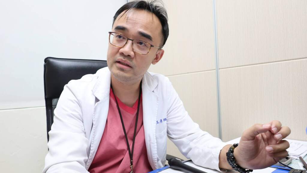 ▲彰化醫院心導管室主任王彥翔表示，心臟節律器一直是治療心跳過慢的重要方式，隨著醫療科技進步，「無導線心臟節律器」的出現，讓節律器治療進入新時代，彰化醫院近期也快速完成該院的第一及第二起個案。（圖／彰化醫院提供）