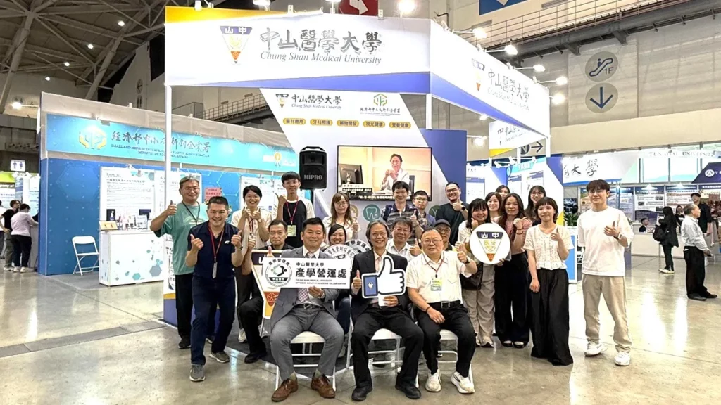 2026亞洲生技大展中,中山醫大率校院與新創團隊展示13項創新技術與產品。(圖/中山醫大提供)
