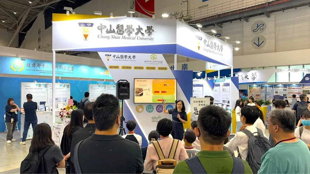 中山醫大舉辦多場產業專題演講,吸引與會者駐足聆聽研發成果與臨床應用分享。(圖/中山醫大提供)