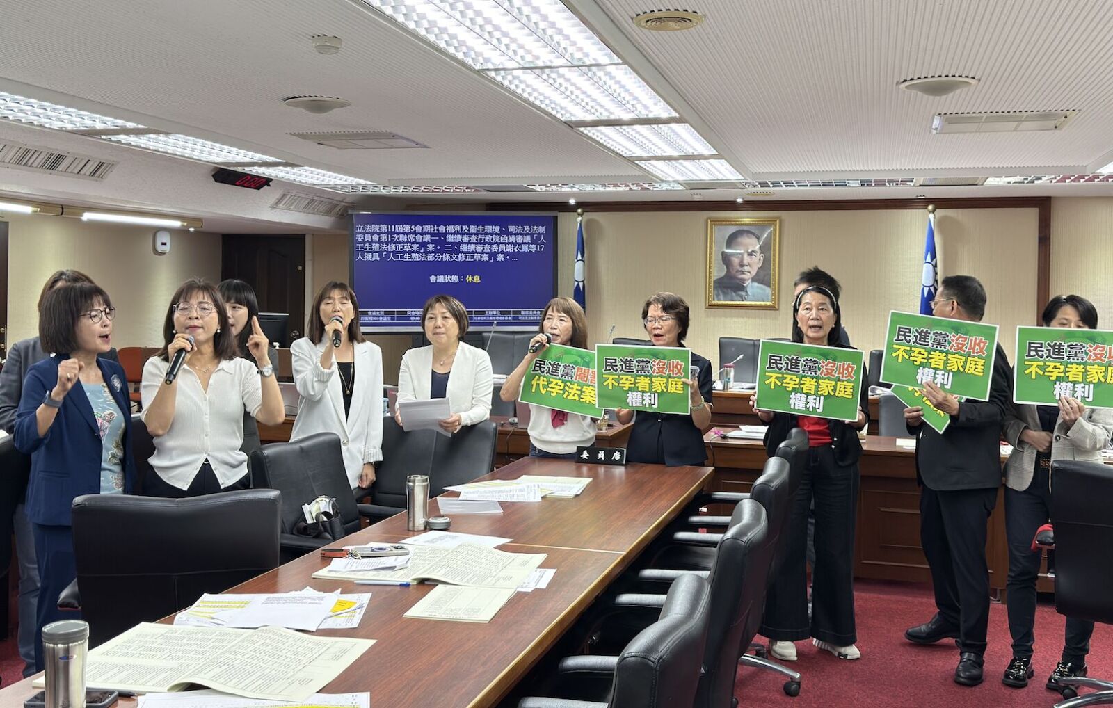 不審代理孕母爆衝突 民眾黨突襲舉牌!白綠高分貝對吼十分鐘 236 不審代理孕母爆衝突 民眾黨突襲舉牌!白綠高分貝對吼十分鐘 235