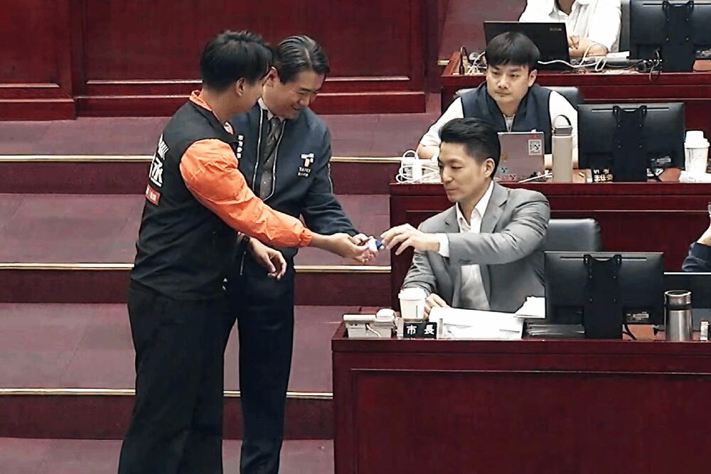 白綠議員贈蔣萬安眼藥水、富貴樹苗 促正視治水、虐童與砍樹問題 237 照片來源:台北市議會影片截圖