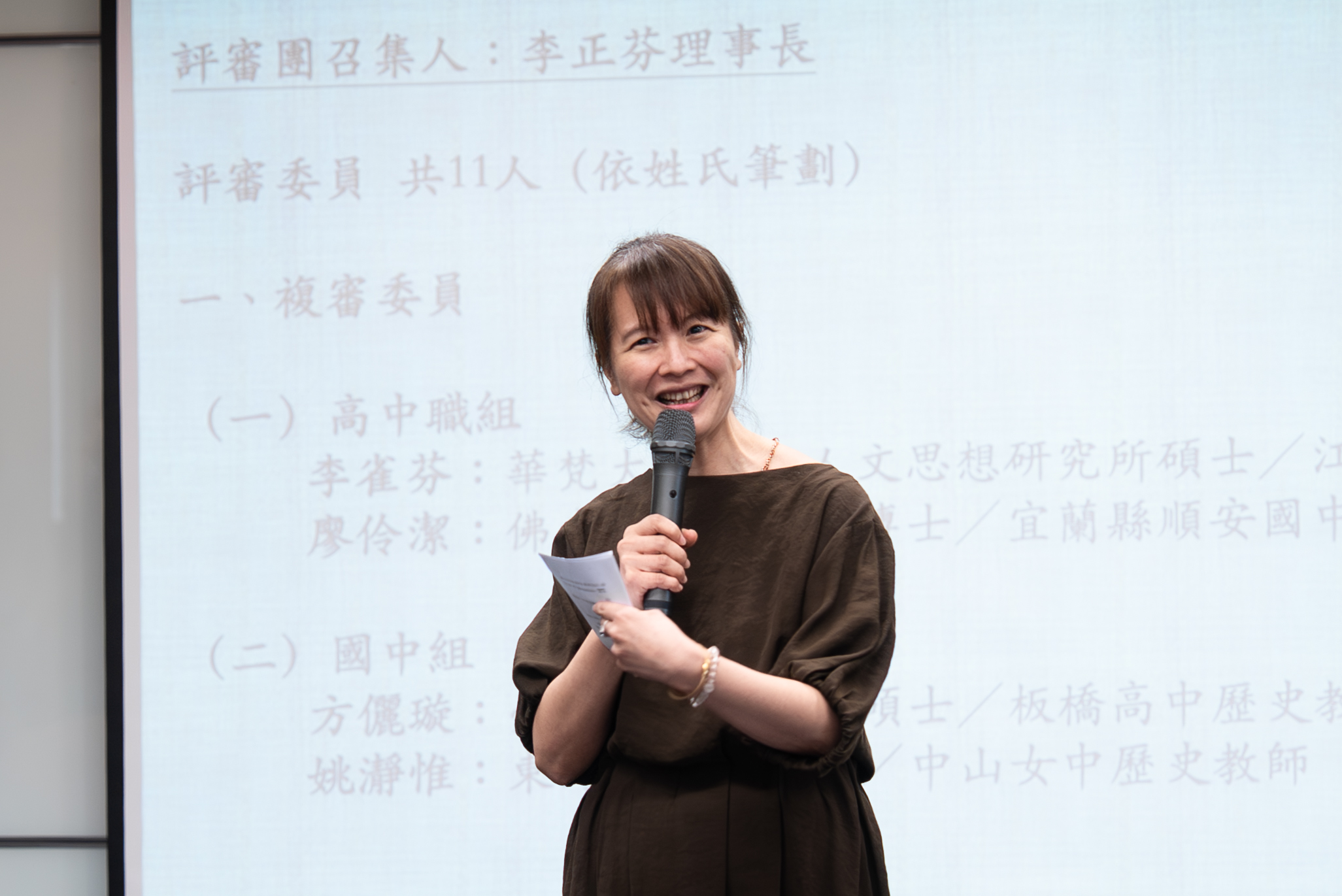 寶吉祥文史教育協會 第四屆中小學生成語故事徵文比賽頒獎典禮 評審委員代表方儷璇老師致詞時給予參賽學子好評