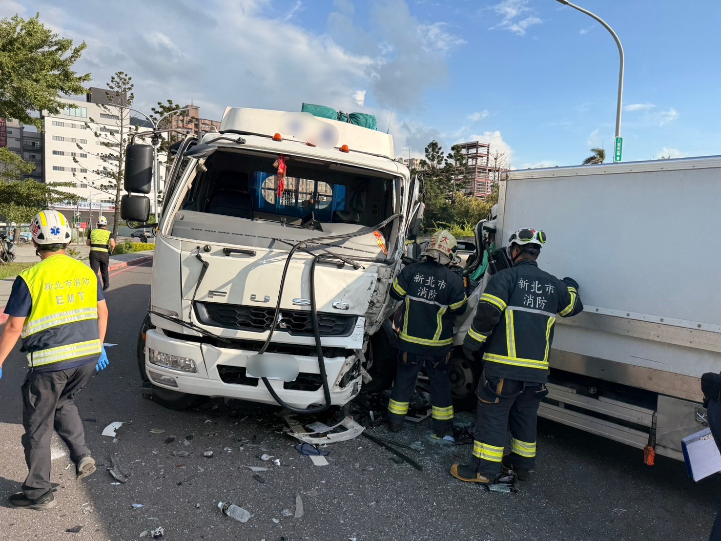 車禍發生後，警、消立即前往救援。(圖／記者李健興 翻攝）