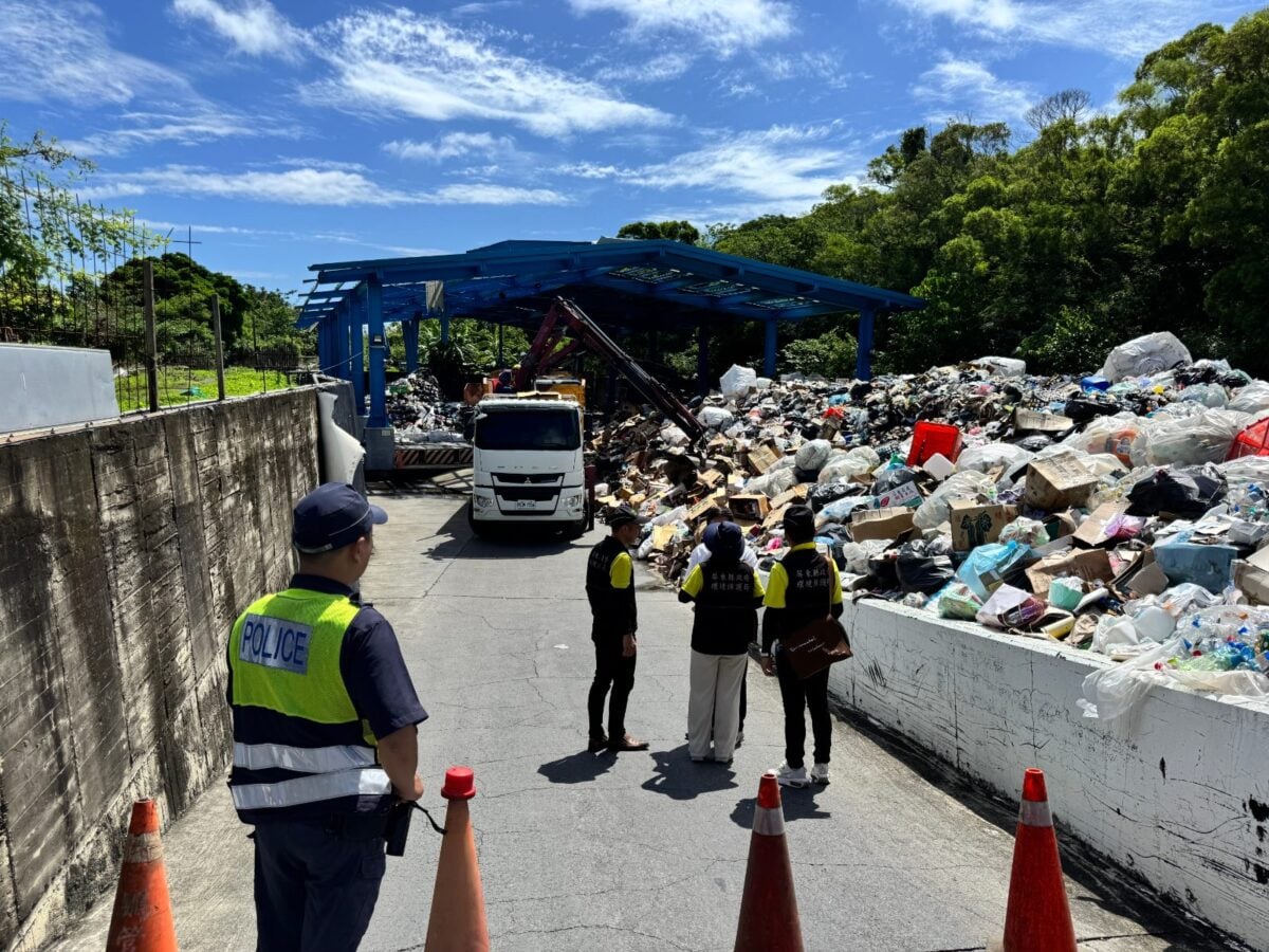 ▲琉球鄉資收物啟動回運，屏東縣政府環保局偕同政風、警察人員全程監督戒護。