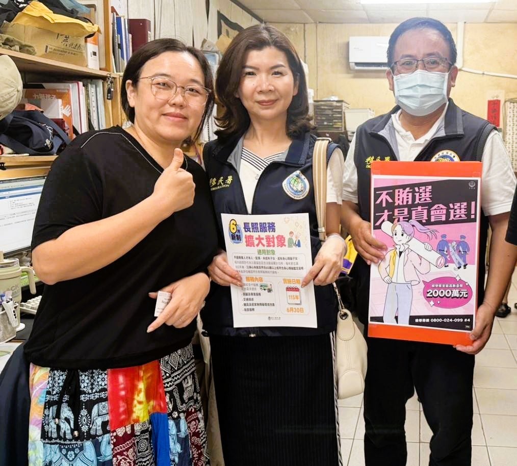 ▲移民署花蓮縣服務站主任王秋瓊（中）拜會壽豐鄉新住民服務據點牛犁社區交流協會，與新住民學習中心主任楊雪霞（左）交流新住民照顧工作，期盼將政府資源傳遞給更多有需要的新住民及外國專業人才家庭。