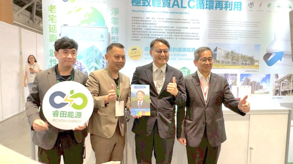 ▲展會期間,環境部政務次長謝燕儒(圖右二)前往內政部展區參觀,由內政部建築研究所所長王榮進(圖右一)與睿田能源執行長薛煒立(圖左二)共同介紹彩繪光電於建築立面、淨零轉型及城市景觀整合的應用,並就建築減碳方法學及其對減量額度制度的重要性深入交換意見。
