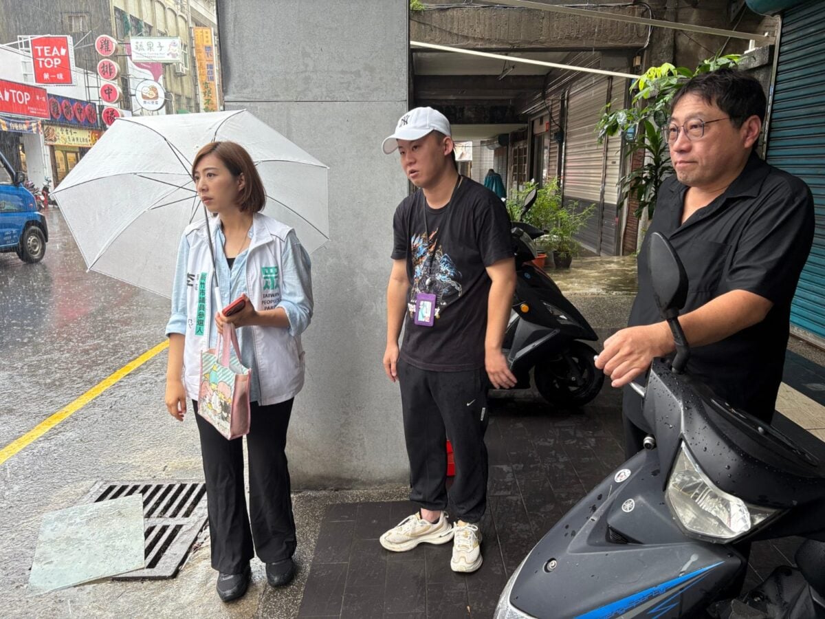 ▲李玫冒雨勘查,心繫里民居住與交通,極力促成竹市泡水車補助。