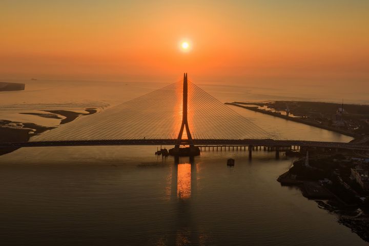 淡水河口的金黃夕照與宏偉的「淡江大橋」巧妙相遇,橋塔的俐落剪影與波光粼粼的水面,勾勒出專屬淡八地區的嶄新觀光地標。 圖:新北市政府觀光旅遊局/提供