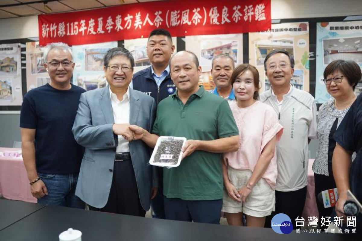 縣長楊文科（左二）恭喜楊世瑩（左三）、蕭昀珮（左四）夫妻。