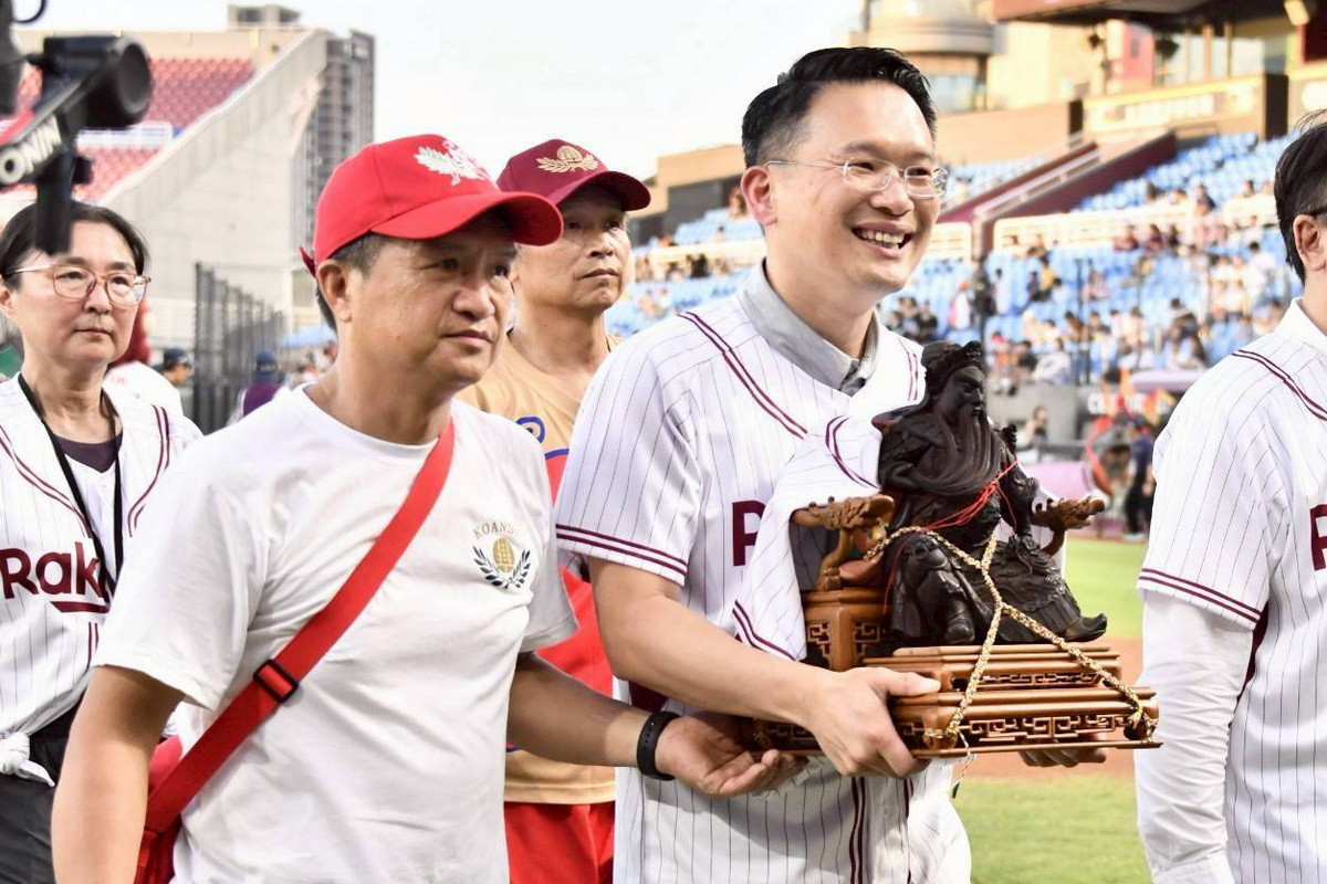 桃園市副市長蘇俊賓出席「大溪形象商圈-樂在溪遊活動」。<br /><br />
