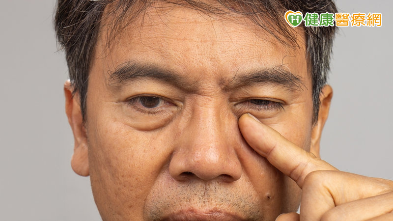 開車只能靠單眼!40歲男飽受顏面痙攣所苦 醫解析治療重點