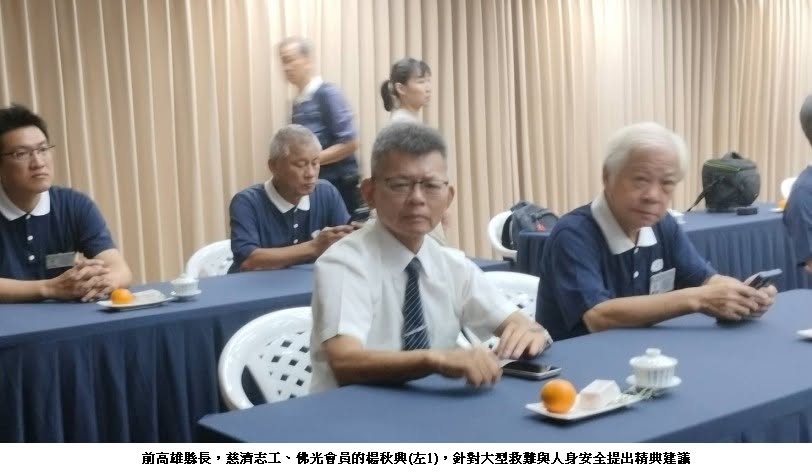 可能是一或多人和文字的圖像