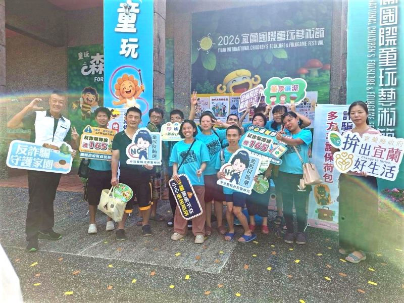 《圖說》活動吸引許多親子家庭熱情參與，讓誠信教育在歡笑聲中自然扎根。〈環保局提供〉