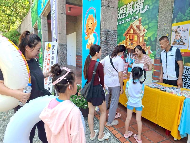 《圖說》民眾在歡樂的童玩氛圍中認識誠信價值與環境永續。〈環保局提供〉