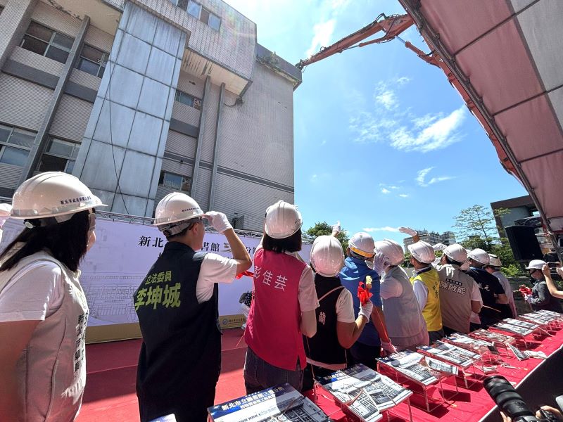 三重圖書館走入歷史 新北第二總館動工打造閱讀新地標 46 《圖說》新北市拆除大隊持續進行三重圖書館拆除作業,大型機具今日進場,侯友宜市長與議員一同見證施工過程。〈工務局提供〉