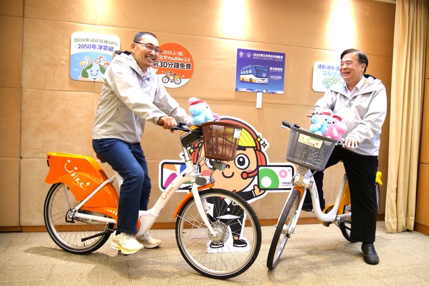 敬老愛心卡擴大補助見效 新北長者騎YouBike使用量增1.6倍 35 《圖說》市長侯友宜、交通局長鍾鳴時〈右〉宣導敬老愛心卡YouBike 2.0E前30分鐘免費。〈交通局提供〉
