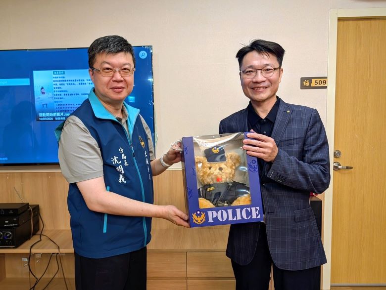 《圖說》土城分局長沈明義致贈台北信義扶輪社紀念品。〈土城分局提供〉