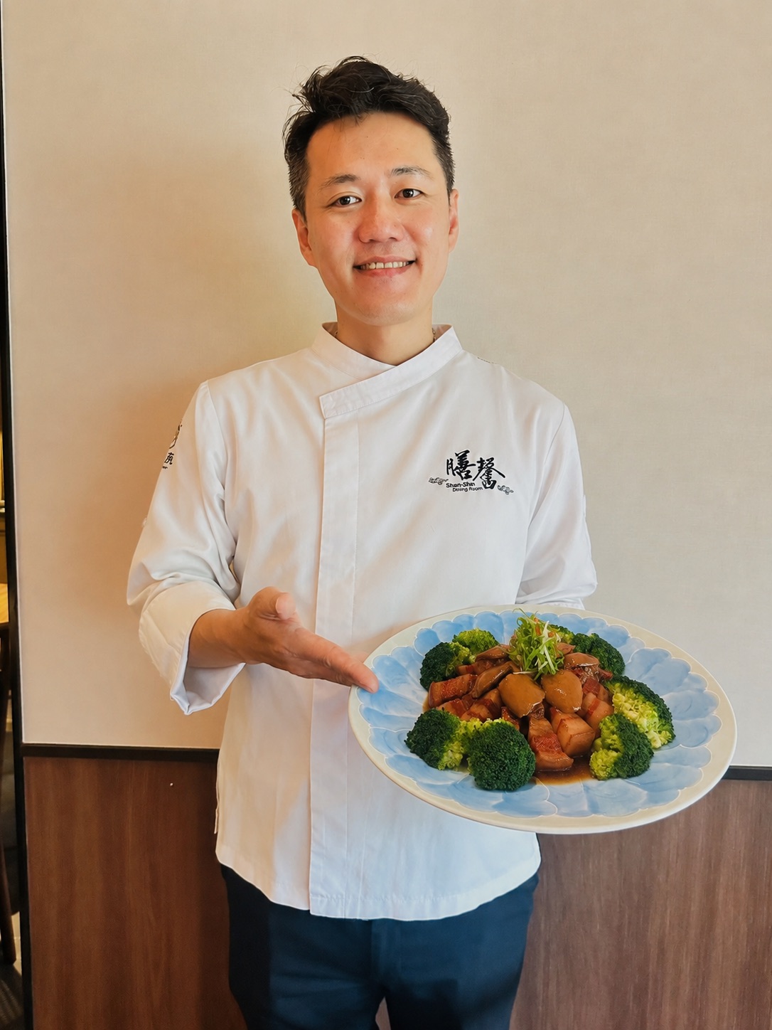 連七年獲米其林必比登推介 馨苑小料理「777」限時回饋開跑 50 08 %E8%86%B3%E9%A6%A8%E4%BB%A5%E3%80%8C%E8%AB%8B%E7%88%B8%E7%88%B8%E5%90%83%E9%AE%91%E9%AD%9A%E3%80%8D%E7%82%BA%E4%B8%BB%E9%A1%8C%EF%BC%8C%E5%B0%87%E8%B1%A1%E5%BE%B5%E5%AF%8C%E8%B2%B4%E5%90%89%E7%A5%A5%E7%9A%84%E9%AE%91%E9%AD%9A%EF%BC%8C%E7%B5%90%E5%90%88%E8%87%BA%E7%81%A3%E5%AE%B6%E5%BA%AD%E7%86%9F%E6%82%89%E7%9A%84%E7%B6%93%E5%85%B8%E7%B4%85