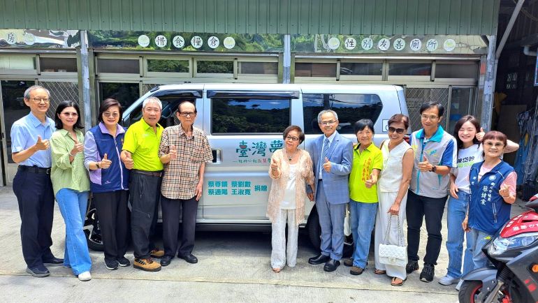 從送餐到陪伴 新莊蔡氏家族捐車接力 讓「臺灣夢」在社區扎根 17 《圖說》蔡適陽(右6)偕夫人、父母捐車,左起為許銘能理事長、林美吟執行長、李美珍局長、陳專森理事長。〈社會局提供〉
