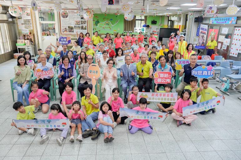 從送餐到陪伴 新莊蔡氏家族捐車接力 讓「臺灣夢」在社區扎根 20 《圖說》蔡氏家族捐車後與據點老少一同開心合照。〈社會局提供〉