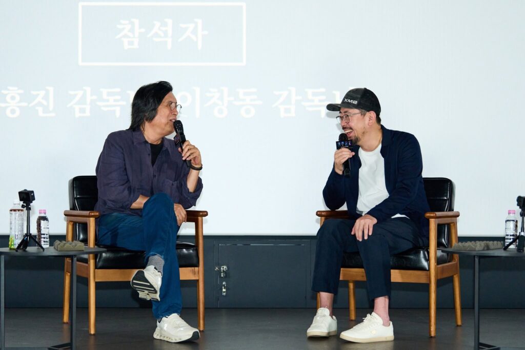 《希望:末日血戰》上映首日稱霸全韓票房 李滄東盛讚「超越極致」 32 003%E3%80%90%E5%B8%8C%E6%9C%9B%EF%BC%9A%E6%9C%AB%E6%97%A5%E8%A1%80%E6%88%B0%E3%80%91%E6%B4%BB%E5%8B%95%E7%85%A7 %E6%9C%AC%E7%89%87%E5%B0%8E%E6%BC%94%E7%BE%85%E6%B3%93%E8%BB%AB%EF%BC%88%E5%8F%B3%EF%BC%89%E8%88%87%E5%90%8D%E5%B0%8E%E6%9D%8E%E6%BB%84%E6%9D%B1%EF%BC%88%E5%B7%A6%EF%BC%89%E8%88%89%E8%BE%A6%E5%A4%A7%E5%B8%AB%E5%B0%8D%E8%AB%87%EF%BC%8C%E6%98%94%E6%97%A5%E5%B8%AB%E7%94%9F%E5%90%8C%E5%8F%B0%E6%88%90%E7%82%BA%E5%BD%B1%E8%BF%B7%E7%86%B1%E8%AD%B0%E7%84%A6%E9%BB%9E