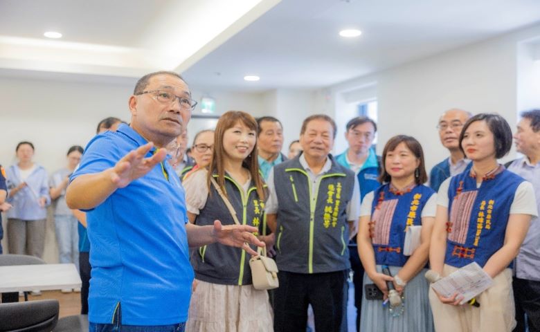 三重北原中心9月底開館 外牆Q版雲豹彩繪搶先亮相 47 《圖說》市長侯友宜視察北原中心,右一為原民局長林瑋茜。〈原民局提供〉