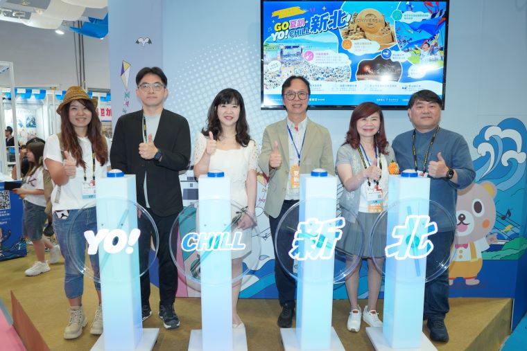 台北國際夏季旅展開跑 新北館抽獎加碼搶攻暑期商機 48 《圖說》2026台北國際夏季旅展新北館盛大開幕,新北館由新北市觀旅局長楊宗珉(右三)、經發局長盛筱蓉(左三)等人共同為為連續四天的夏日觀光盛宴揭開熱鬧序幕。〈觀旅局提供〉