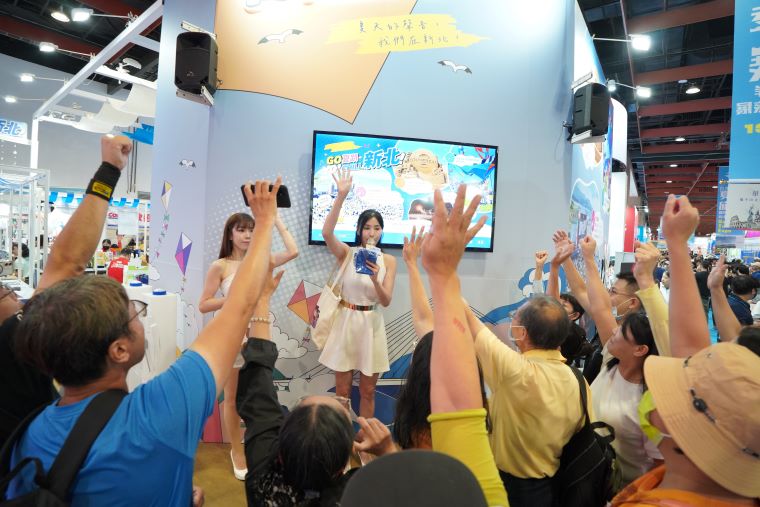 台北國際夏季旅展開跑 新北館抽獎加碼搶攻暑期商機 52 《圖說》夏季旅展新北館現場人潮互動踴躍,民眾熱情舉手搶答及搶拿活動小禮。〈觀旅局提供〉
