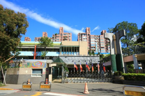 「文山青昀」基地就位在興隆國小正對面,周邊還有包括興福國中、萬芳高中及私立靜心中小學,形成完整的優質學區。(圖/文山青昀提供)