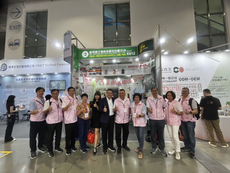圖文：歐思佛生技創辦人牛津博士陳耀寬教授/台灣化妝品 GMP 產業發展協會理事長吳永福領理監事幹部團隊。