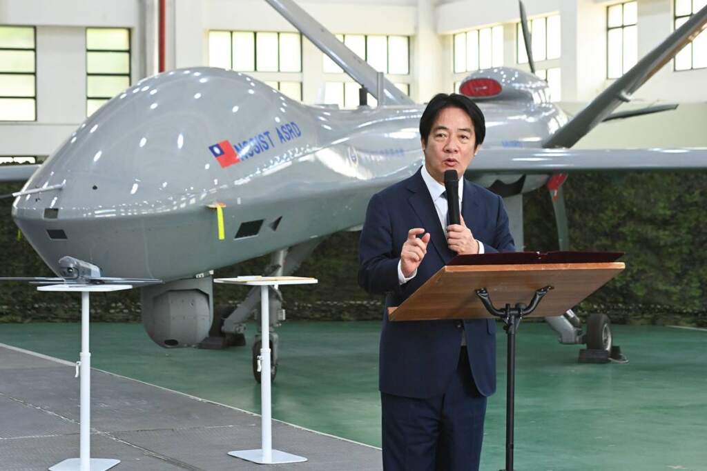 ▲賴清德總統視導中山科學研究院航空研究所無人機發展,籲支持國防預算維護印太和平與穩定。(圖/記者張玉泰攝)
