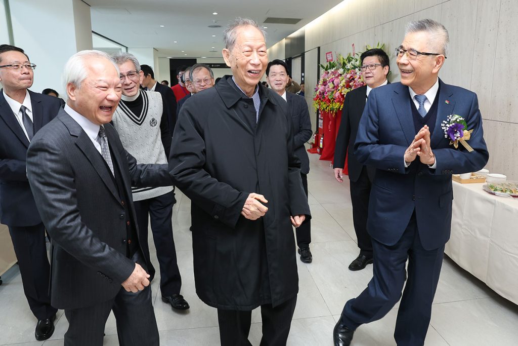 信義企業集團創辦人周俊吉(右)感念恩師王寶輝(中)，於他生日當天促成中國文化大學與政治大學的教學合作。