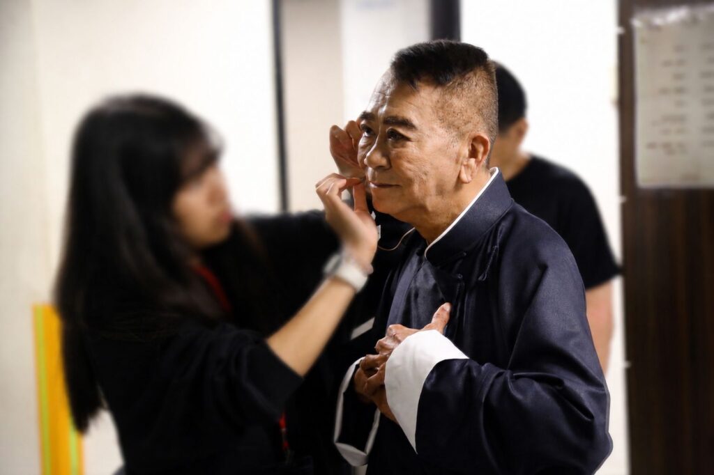 說唱大師王振全於演出後台專注準備，展現推廣說唱四十餘年的深厚底蘊。圖/四方茶館提供