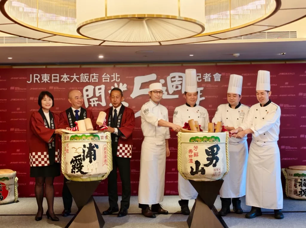 JR東日本大飯店台北開幕五週年以傳統日本鏡開儀式象徵幸福開啟分享喜悅。(圖/ JR東日本大飯店台北提供)
