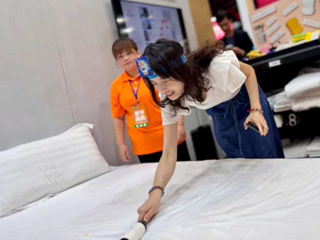 福泰飯店集團以「讓你的專業，安心入住」為主題強打人才招募，並舉辦「鋪床競賽」，邀請訪客體驗房務員工作，讓徵才從互動形成共鳴。（圖／福泰飯店集團提供）