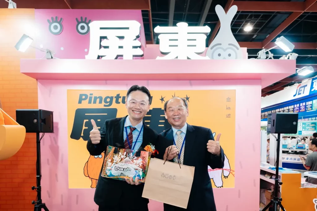 屏東縣政府交通旅遊處張瑞裕副處長與客家委員會客家文化發展中心謝勝信主任合影。