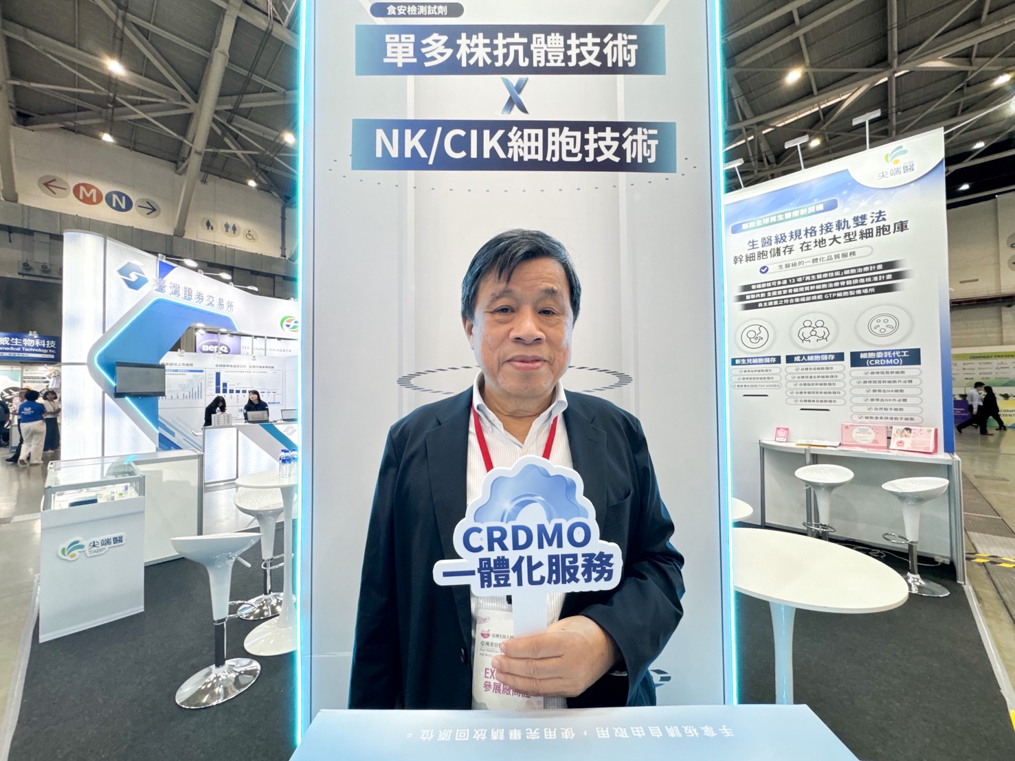 尖端醫董事長蘇文龍於2026亞洲生技大展展場，展示「CRDMO一體化服務」及「單多株抗體技術 × NK/CIK細胞技術」核心研發成果，透過國際展會與海內外產業夥伴交流，提升台灣生技研發能量與國際競爭力。(圖／尖端醫提供)