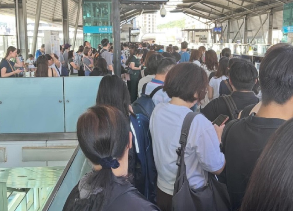 【有片】龜山男離奇墜樓砸爛遮雨棚、機車 下秒竟自行爬起離開 1gsfsfs