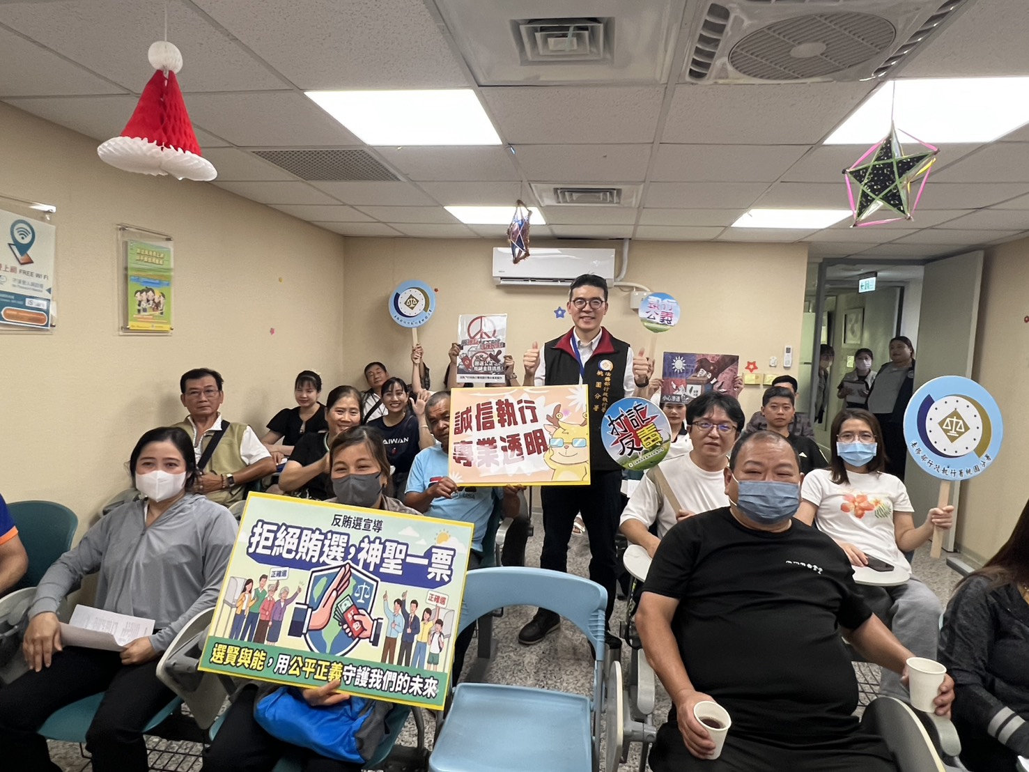 【有片】龜山男離奇墜樓砸爛遮雨棚、機車 下秒竟自行爬起離開 0110