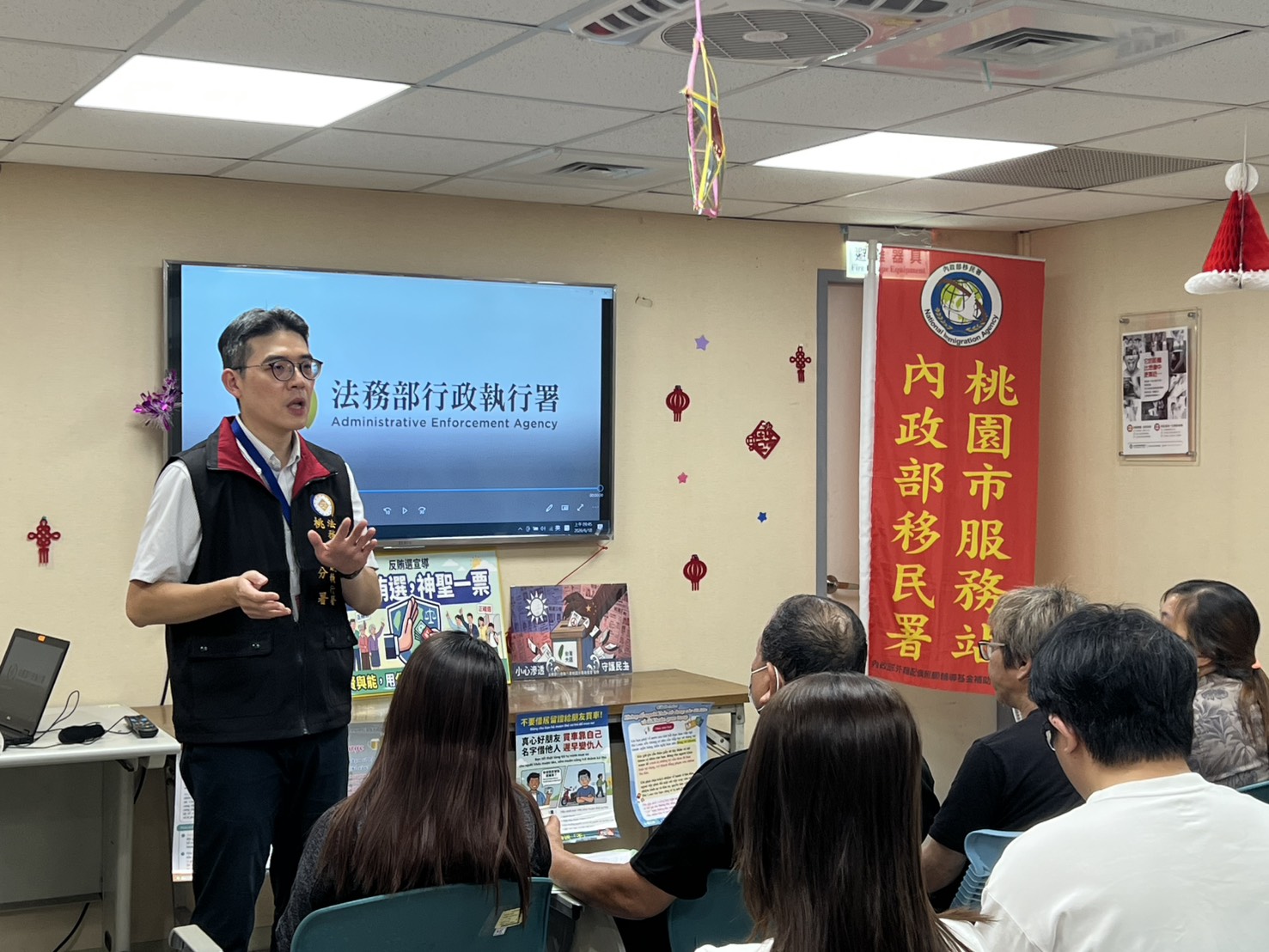 【有片】龜山男離奇墜樓砸爛遮雨棚、機車 下秒竟自行爬起離開 0210